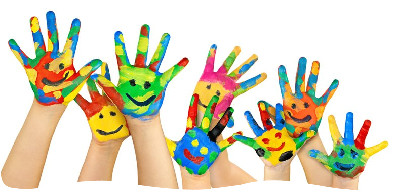 Enfants jouant à la peinture avec leurs mains